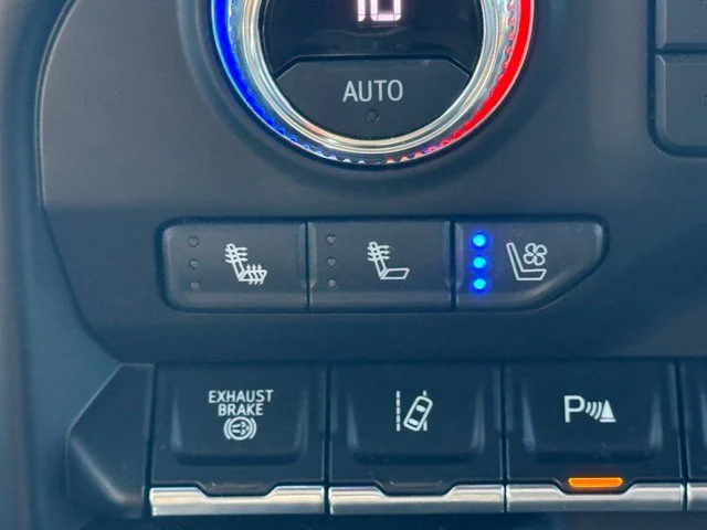 Used 2021 White GMC Denali image 25