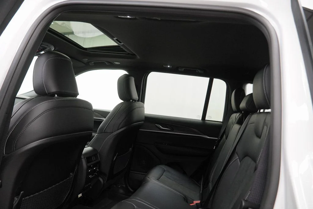 New 2026 Bright White Clear-Coat Exterior Paint Jeep Laredo Altitude image 19