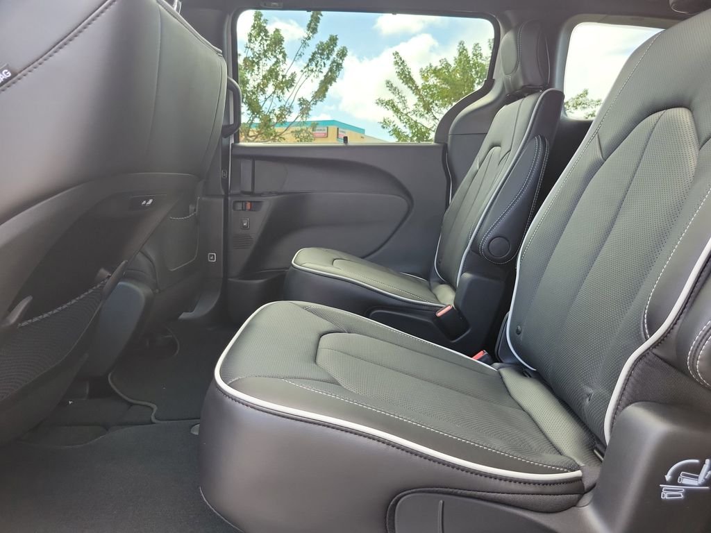 New 2026 Bright White Clear-Coat Exterior Paint Chrysler Limited image 14