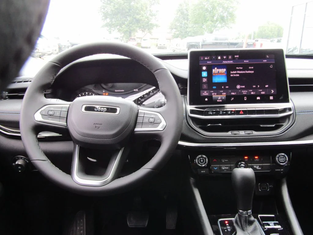 New 2026 Diamond Black Crystal Pearlcoat Jeep Latitude image 5