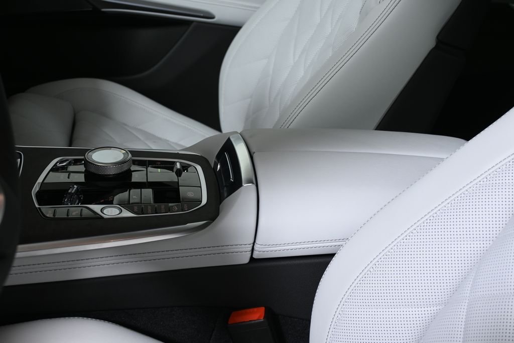 New 2027 White Metallic BMW xDrive40i image 25
