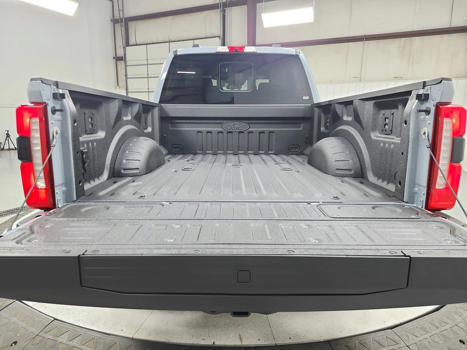 New 2026 Glacier Gray Metallic Tri-Coat Ford F-250® Lariat® image 52