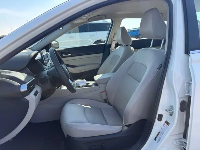 Used 2020 Glacier White Nissan 2.5 S image 10