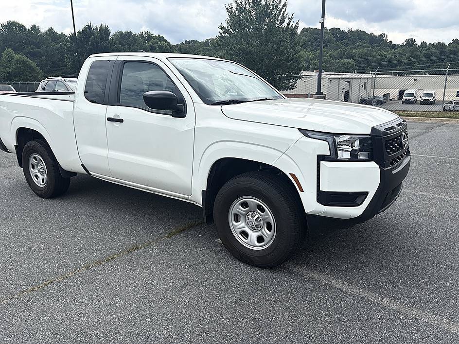 Certified Used 2025 Glacier White Nissan S image 5