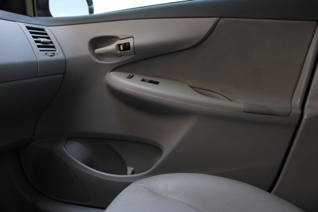 Used 2009 Silver Toyota LE image 13
