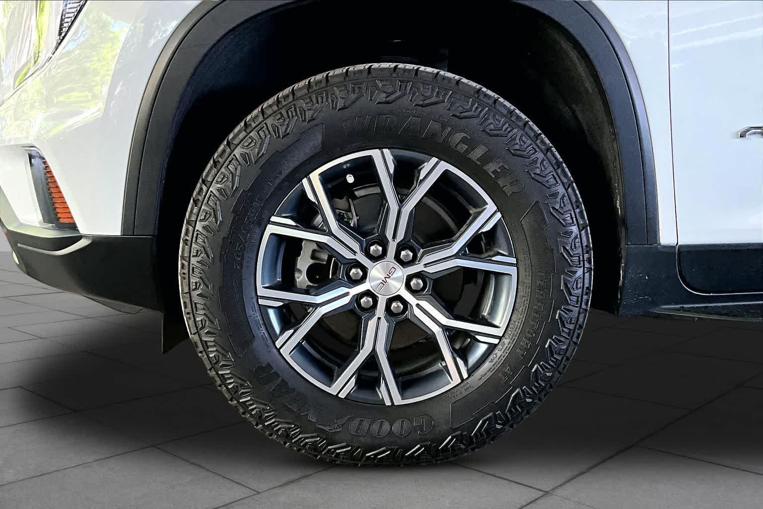 Used 2025 Summit White GMC AWD AT4 image 10