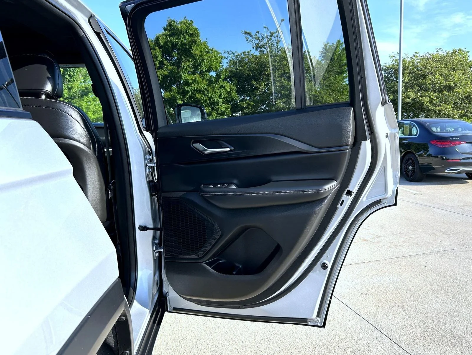 Used 2023 Silver Jeep Altitude X image 17