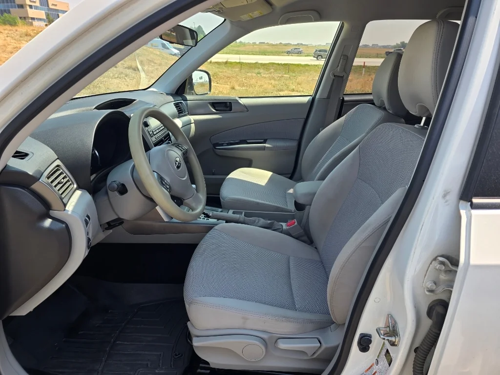 Used 2013 Satin White Pearl Subaru 2.5X image 12