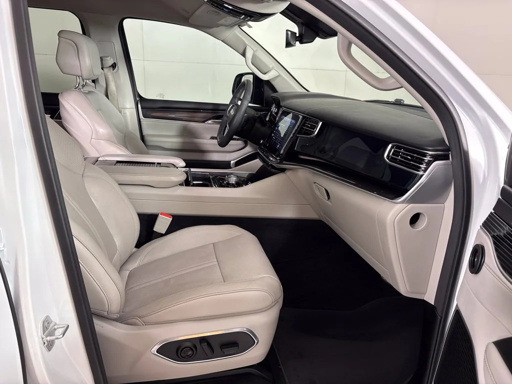 Used 2023 White Jeep Base image 17