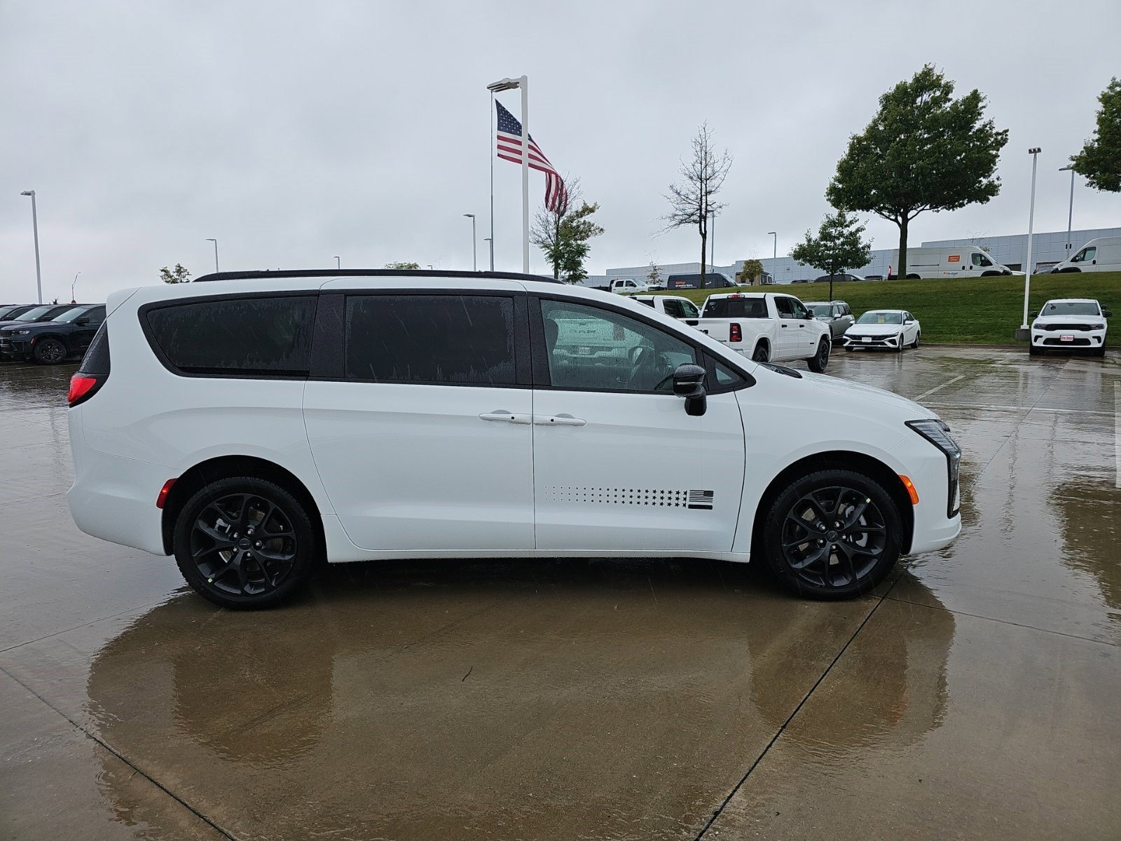 New 2027 Bright White Clearcoat Chrysler Select image 6