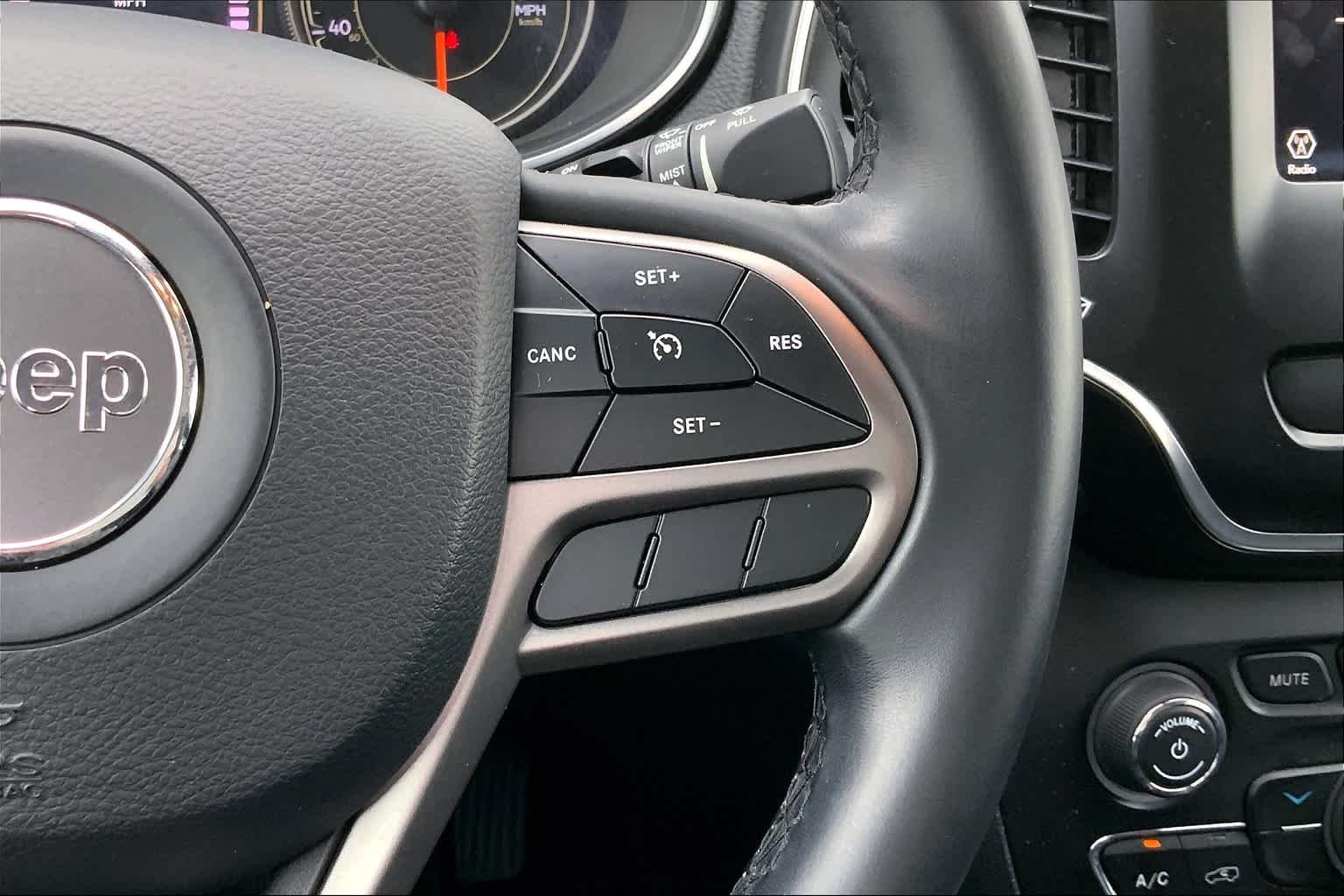 Used 2019 Diamond Black Crystal Pearlcoat Jeep Latitude Plus image 25