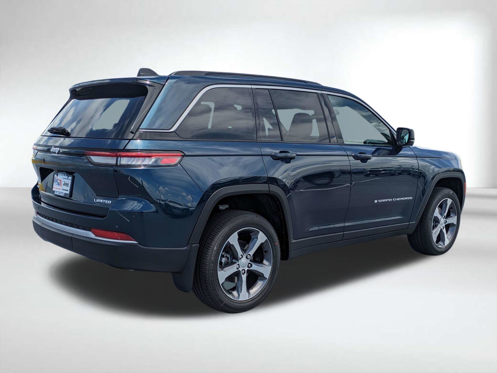 New 2026 Fathom Blue Pearl-Coat Exterior Paint Jeep Limited image 4