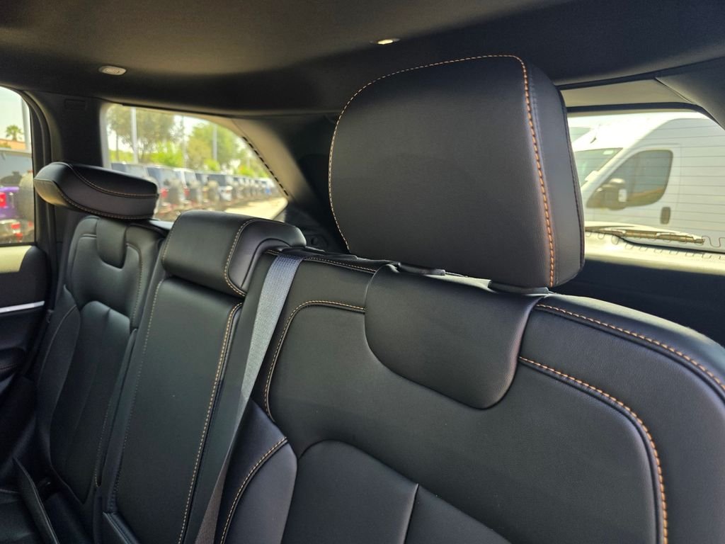 New 2026 Diamond Black Crystal Pearl-Coat Exterior Paint Jeep Limited image 9