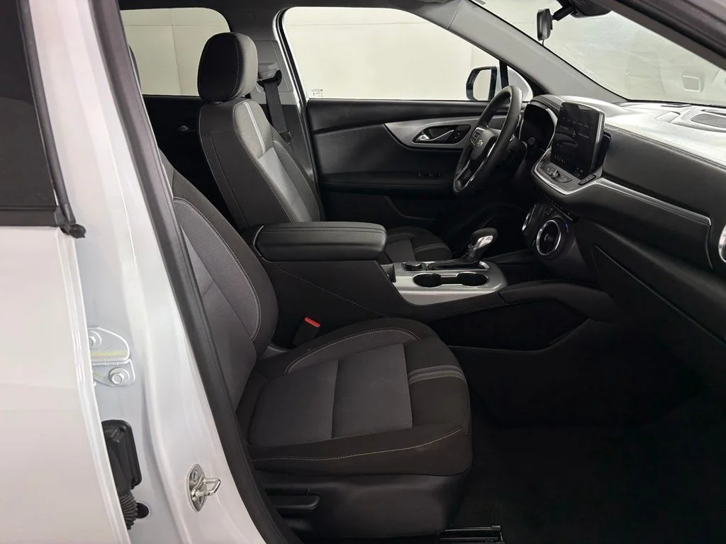 Used 2025 White Chevrolet LT image 38