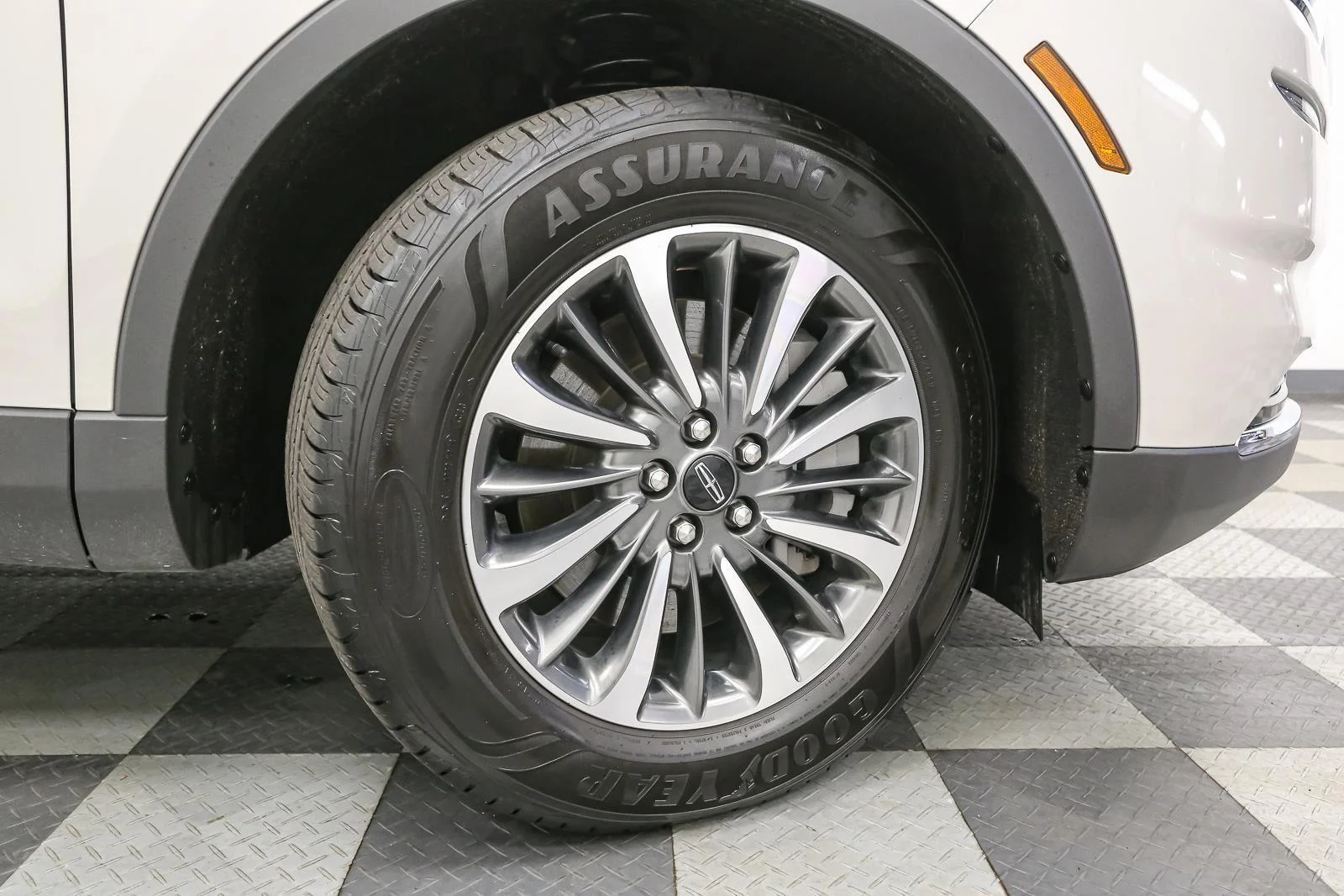 Used 2023 Ceramic Pearl Metallic Tinted Clearcoat Lincoln Standard image 16
