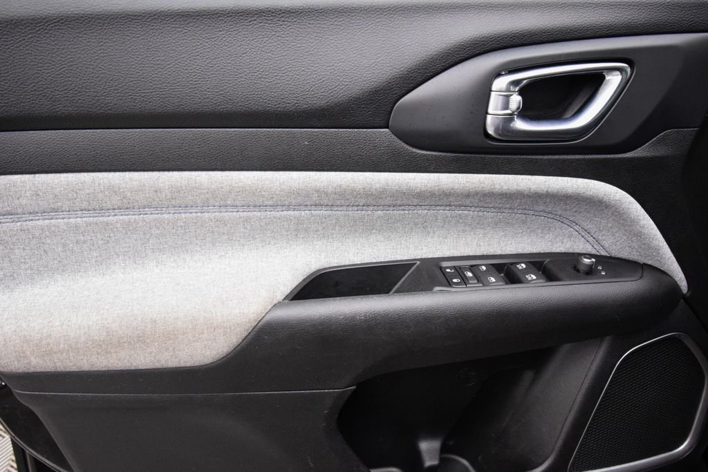Used 2022 Black Jeep Latitude image 19