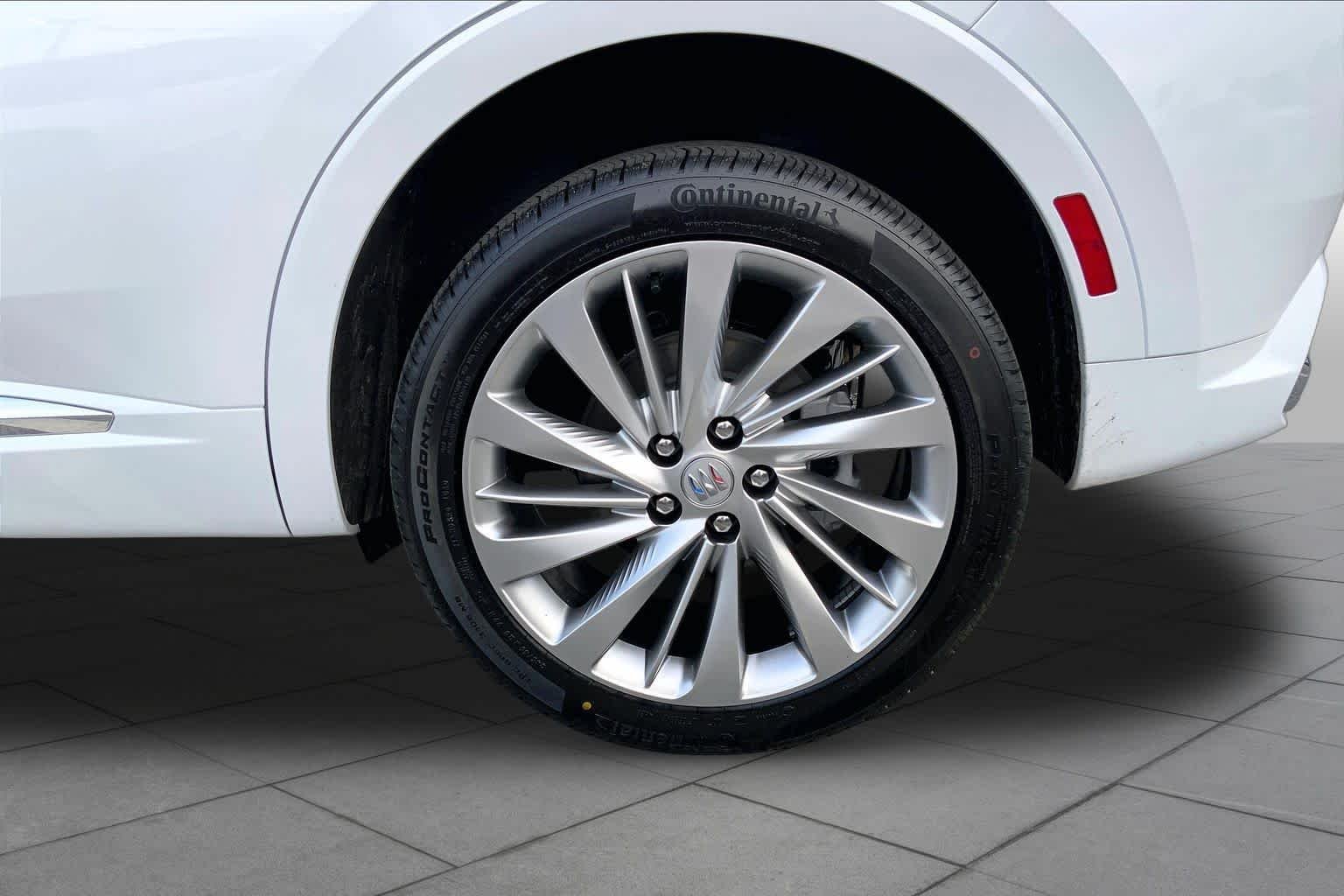 Used 2026 Iridescent White Tricoat Buick Avenir image 10