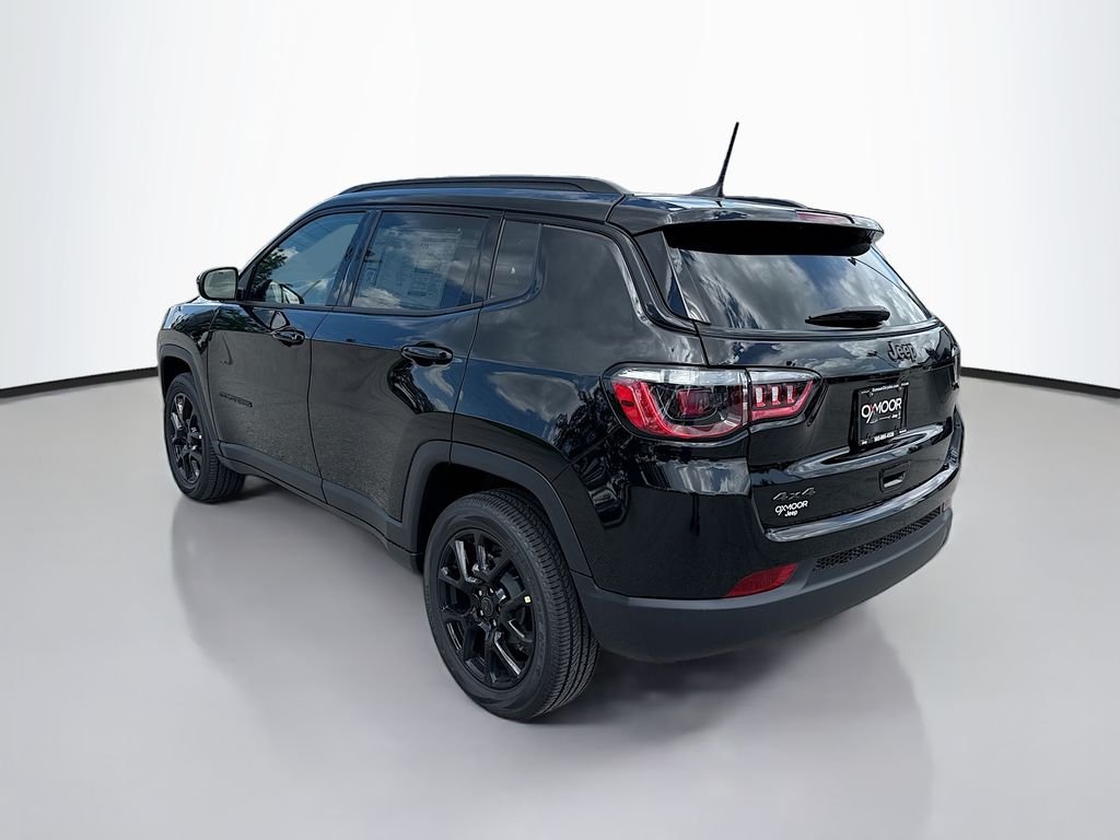 New 2026 Diamond Black Crystal Pearlcoat Jeep Latitude Altitude image 6