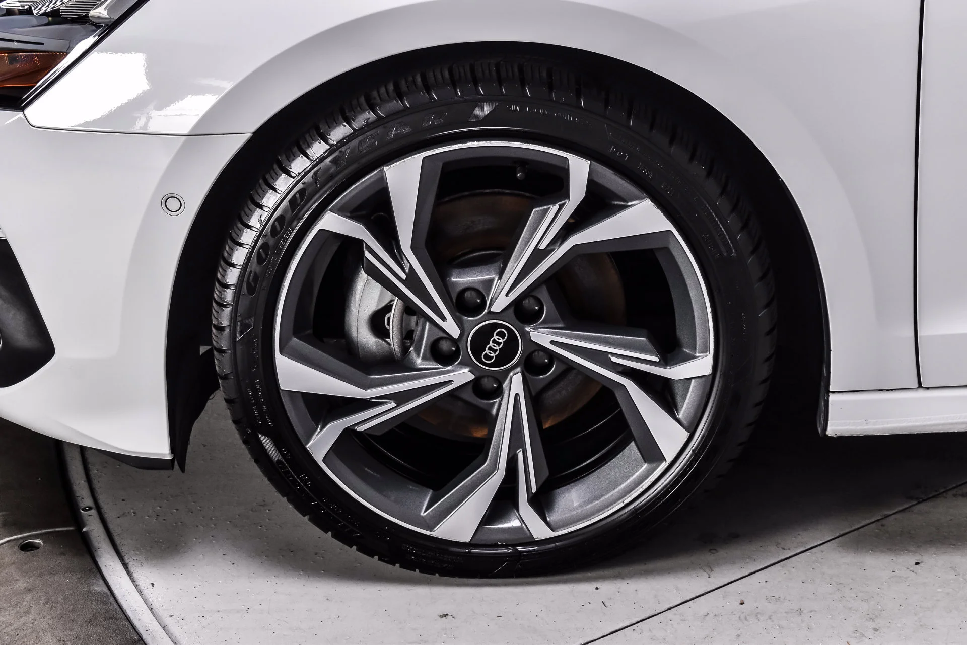 Used 2022 Ibis White Audi  image 9