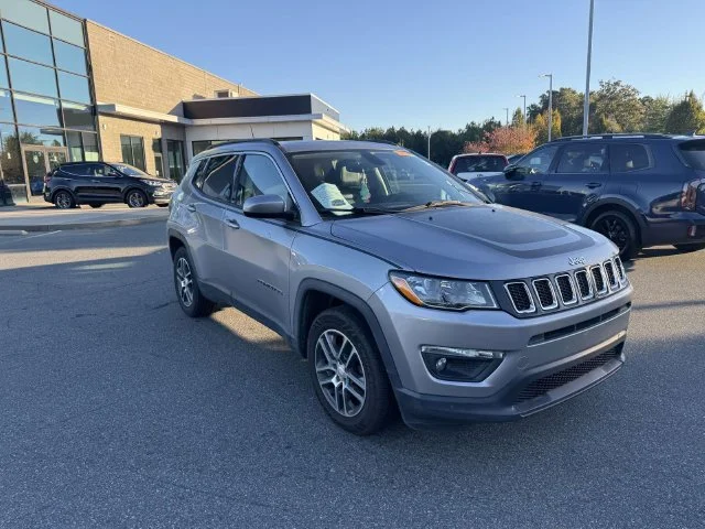 Used 2018 Silver Jeep Latitude image 3