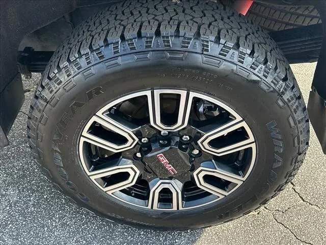 Used 2022 White GMC AT4 image 35