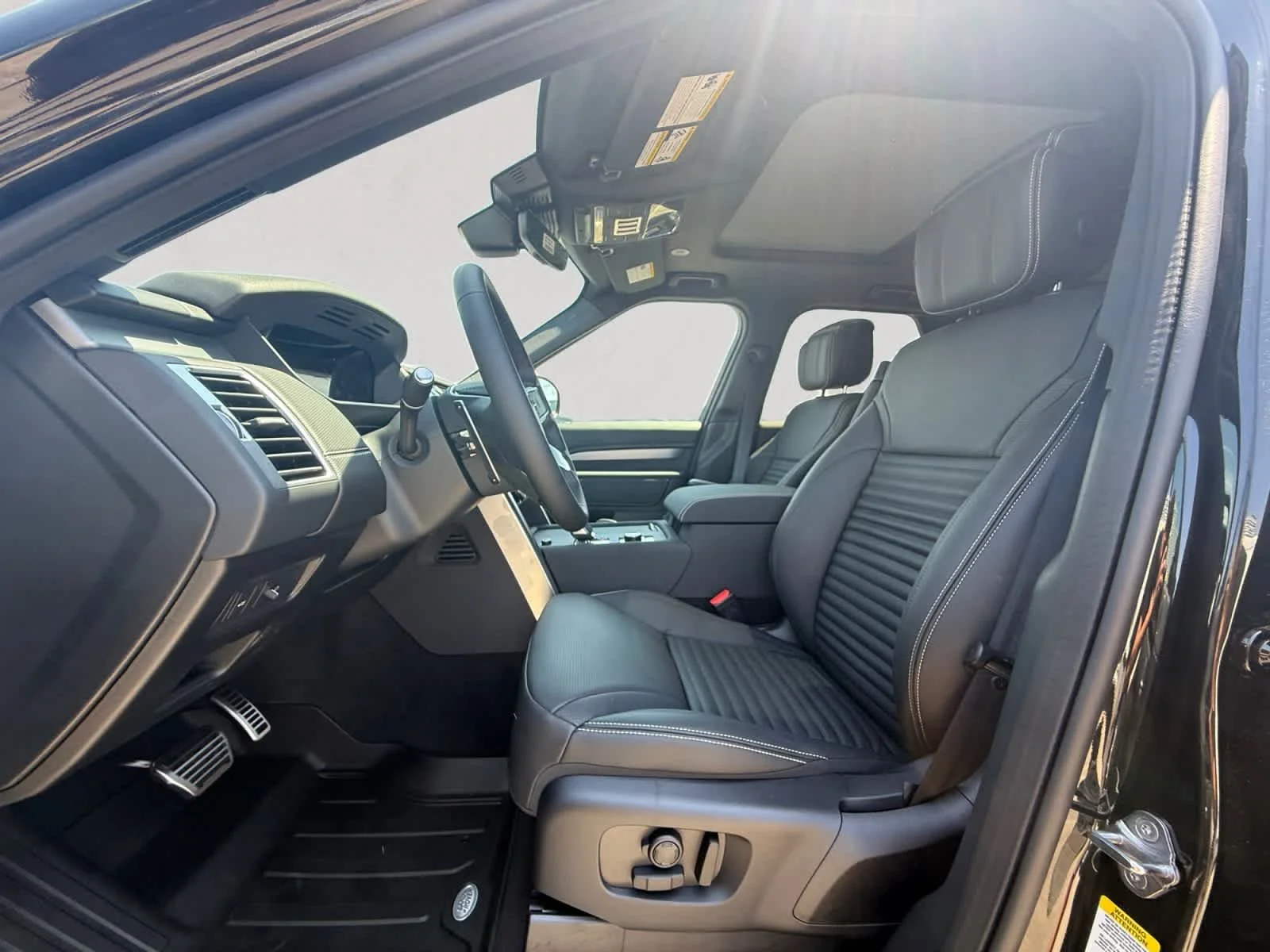 New 2026 Santorini Black LAND ROVER Dynamic SE image 9