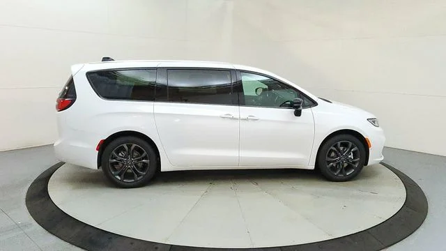 New 2026 Bright White Clear-Coat Exterior Paint Chrysler Select image 11