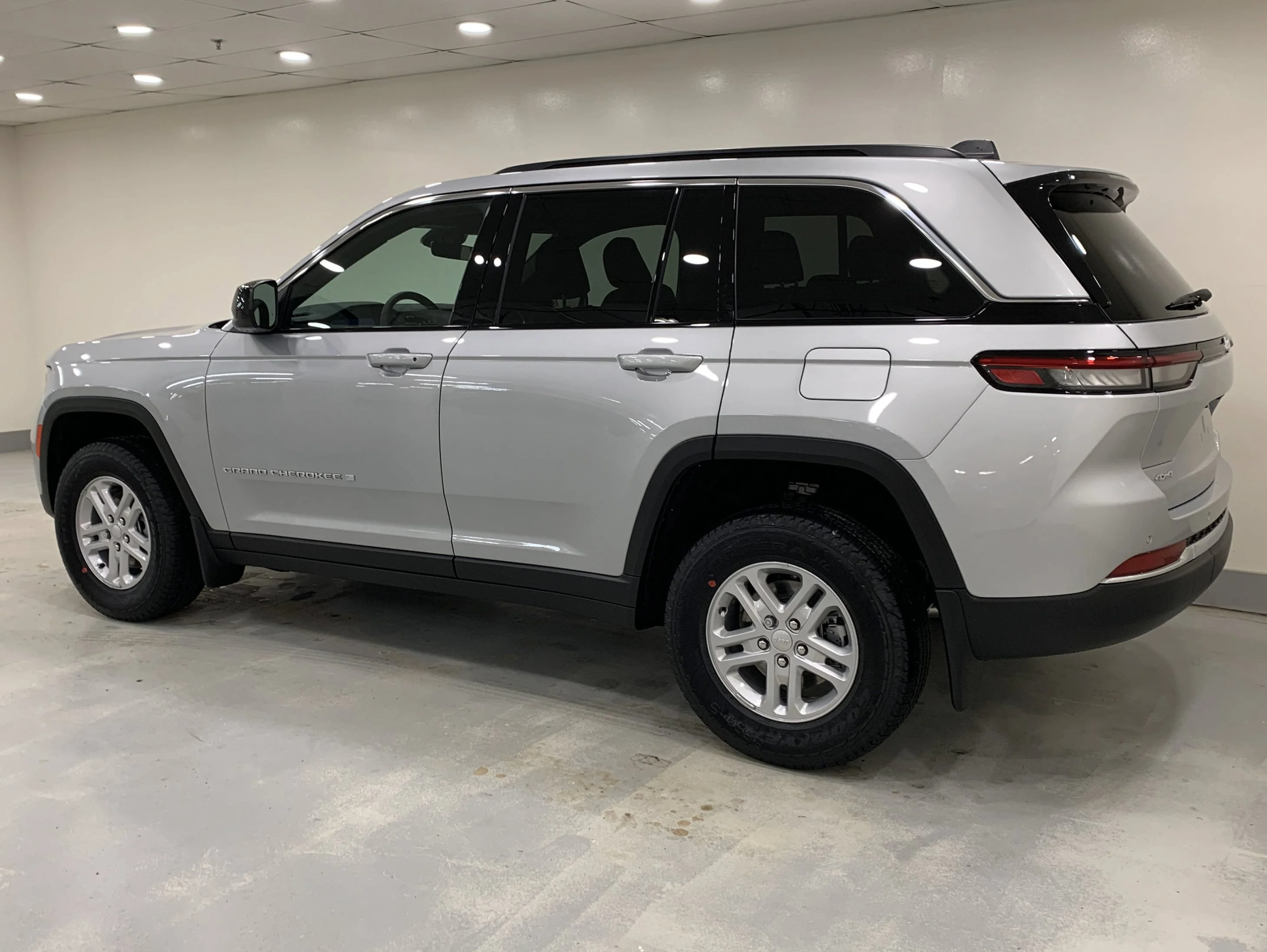 New 2025 Silver Zynith Jeep Laredo image 3