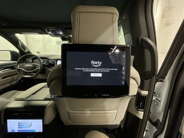 New 2026 Bright White Clear-Coat Exterior Paint Jeep Summit Obsidian image 28
