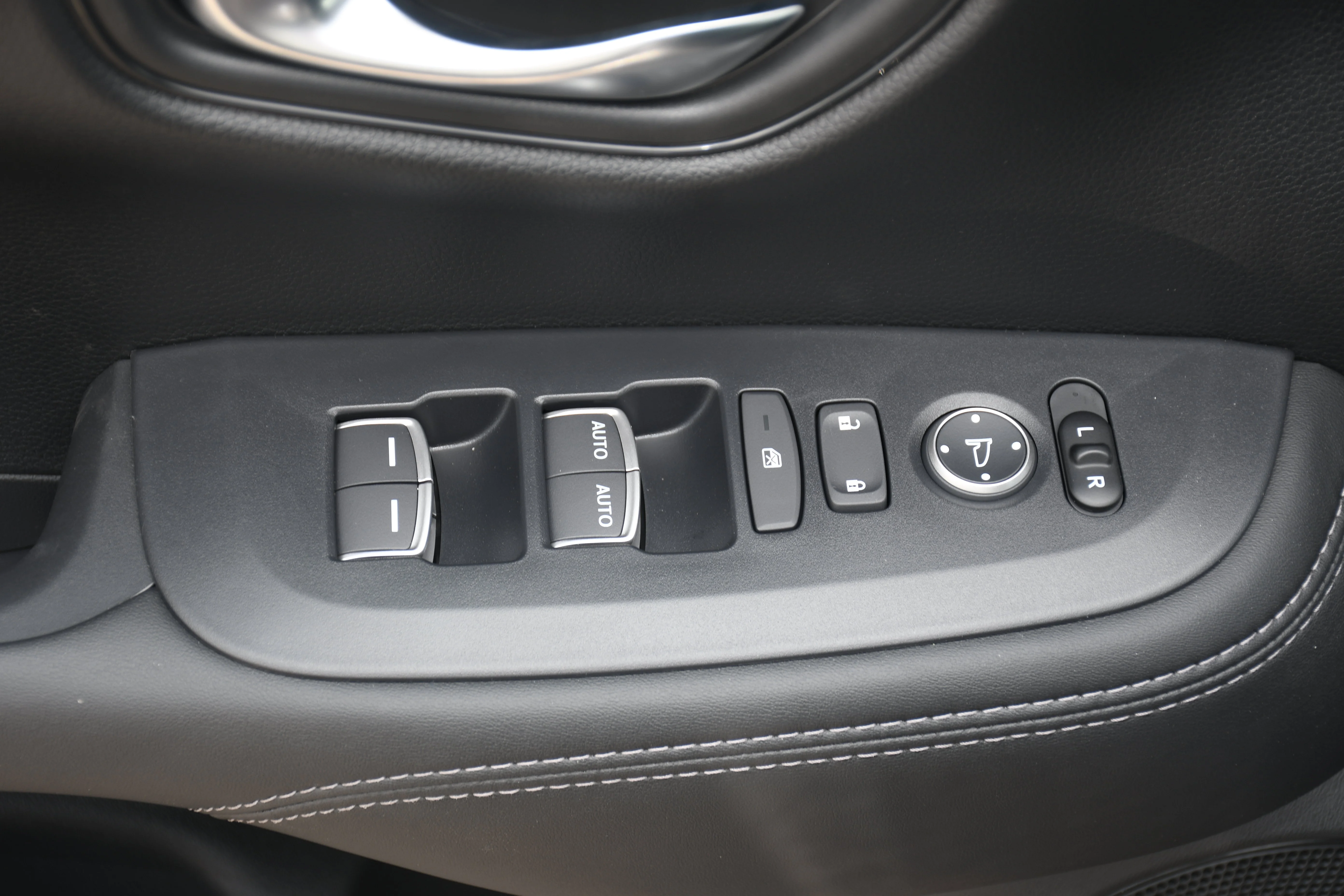 2027 Honda HR-V EX-L - Photo 6