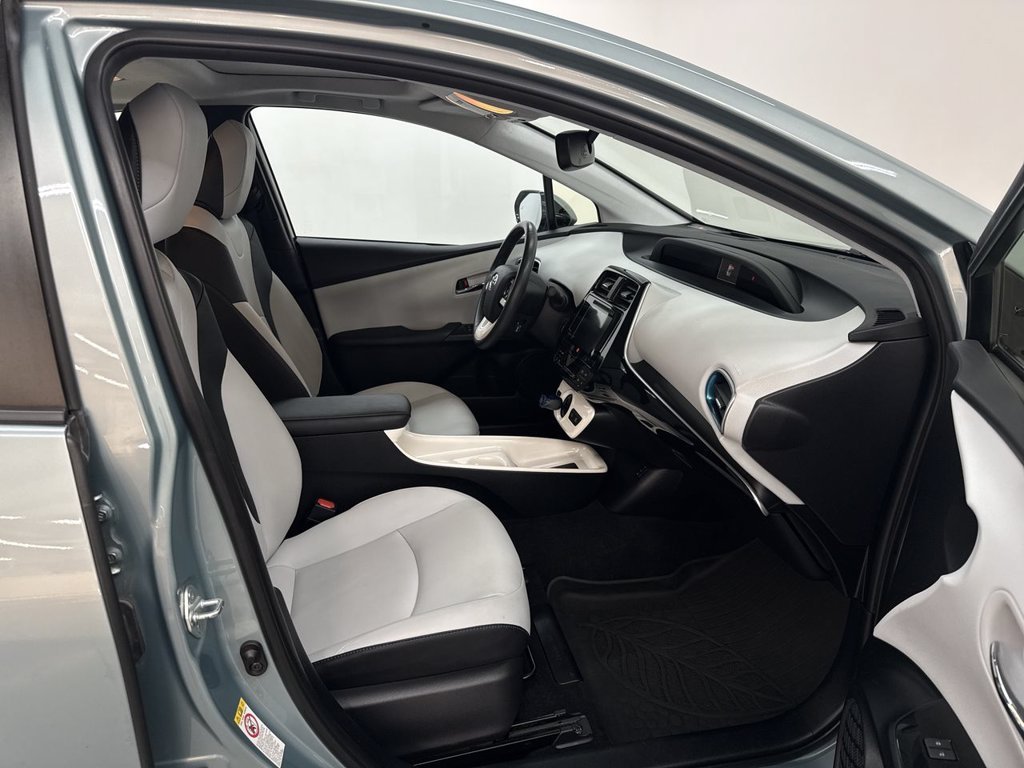 Used 2017 Pearl Toyota Four image 16