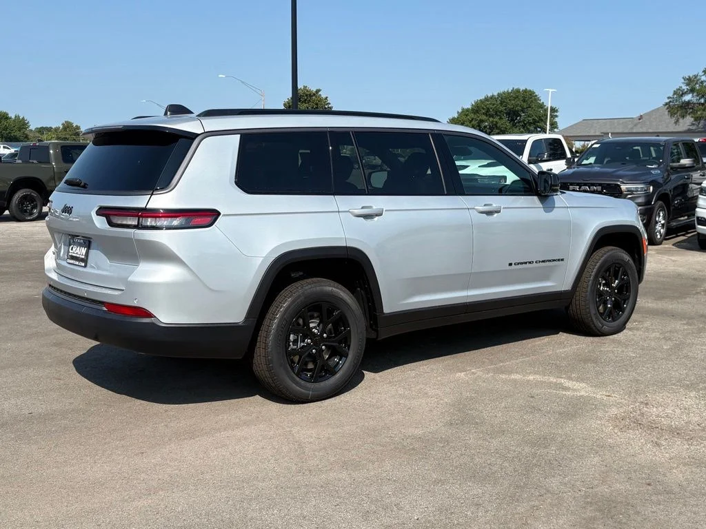 New 2026 Silver Zynith Exterior Paint Jeep Altitude image 8