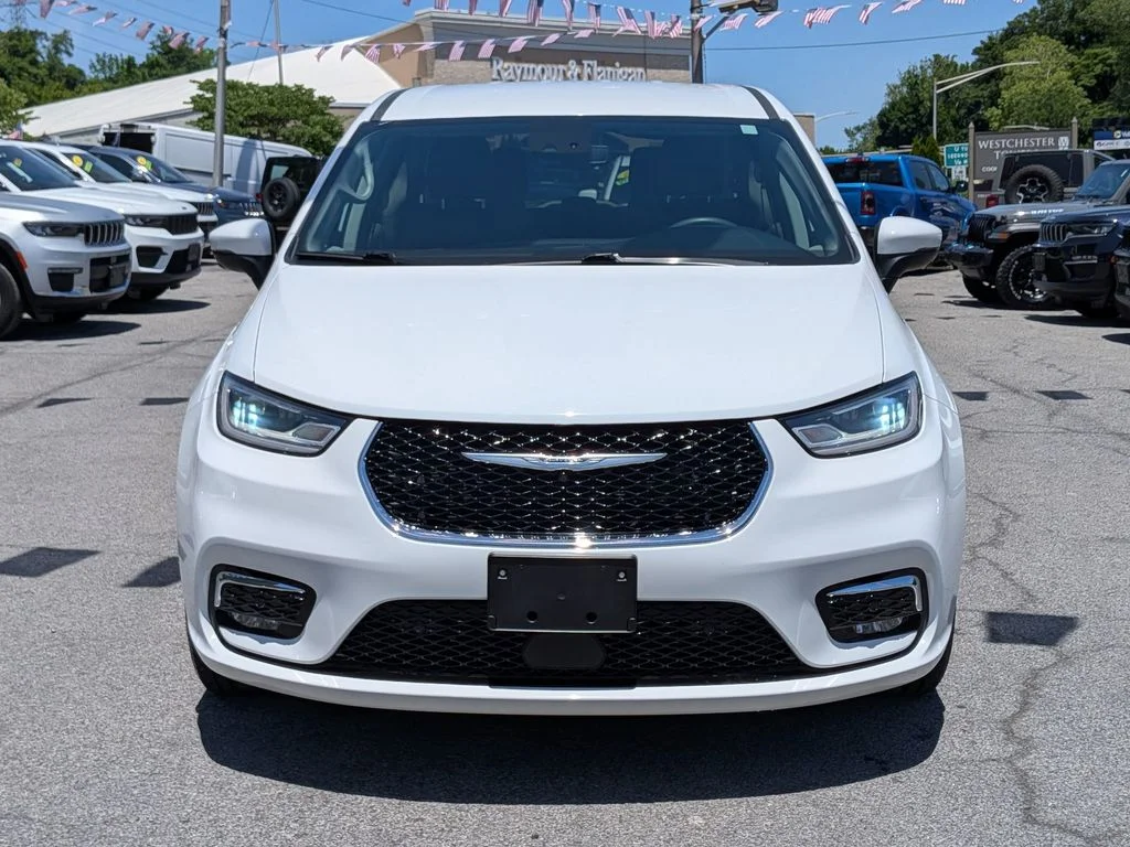 Used 2023 White Chrysler Touring L image 3