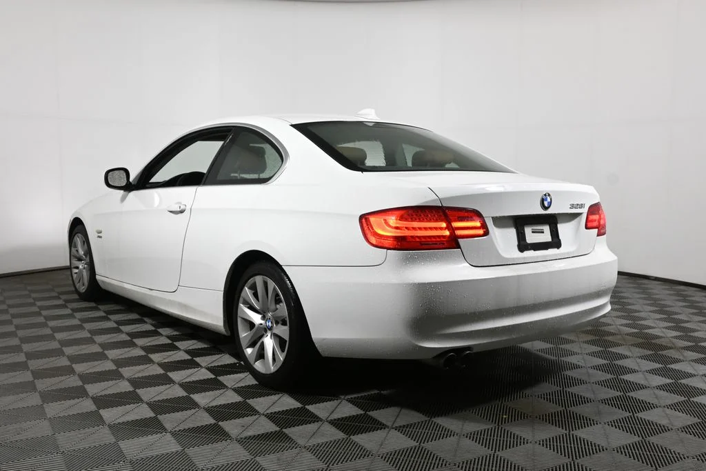 Used 2011 White BMW 328i xDrive image 9