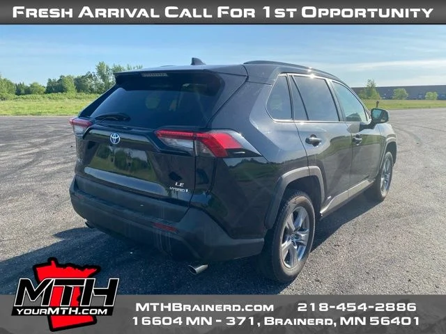 2022 Toyota RAV4 LE - Photo 8