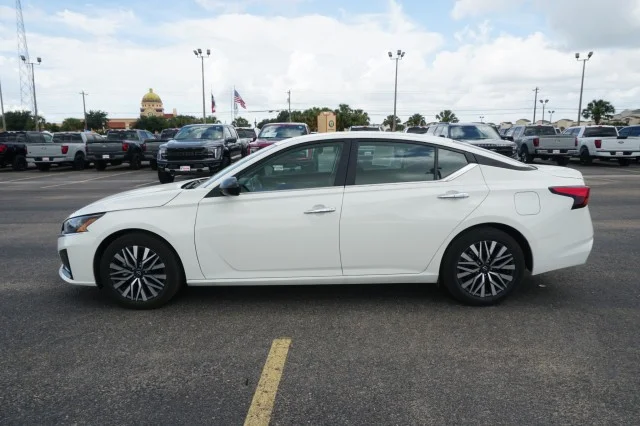 Used 2025 WHITE Nissan SV image 9
