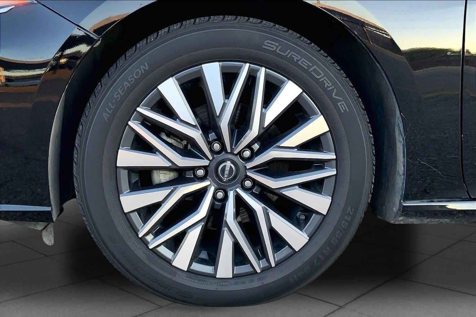 Used 2025 Super Black Nissan SV image 9