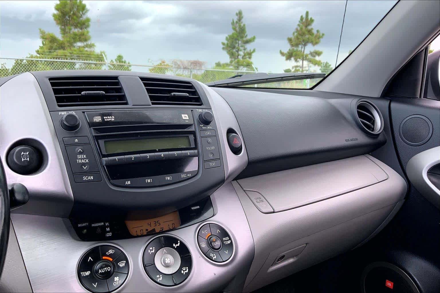 Used 2007 Classic Silver Metallic Toyota Limited image 33
