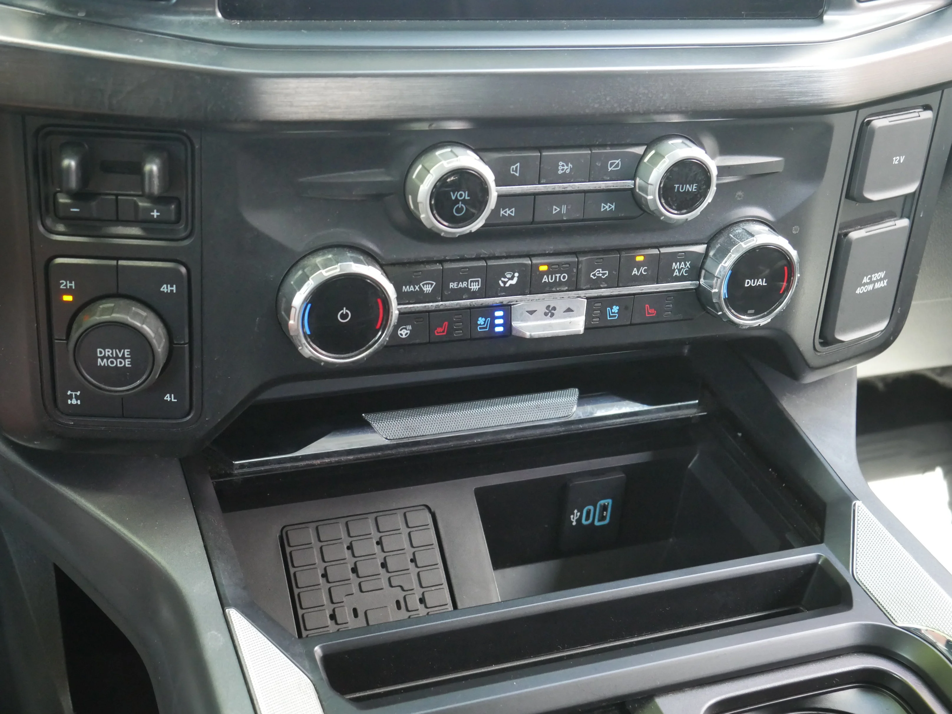 Certified Used 2024 Agate Black Metallic Ford LARIAT image 18