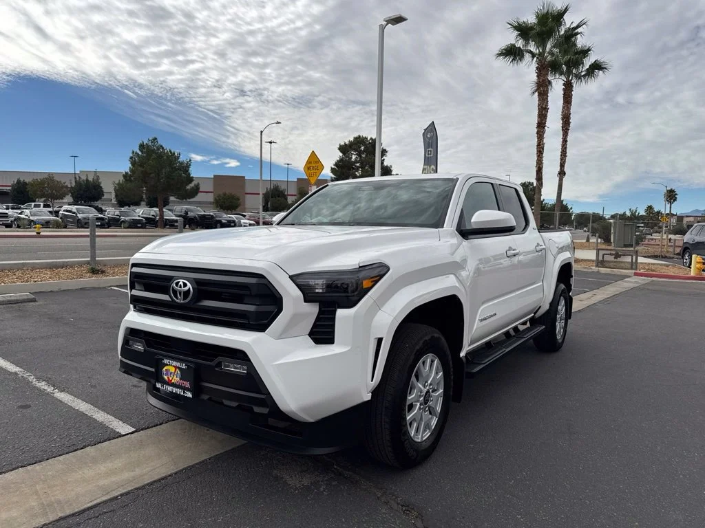 Used 2025 White Toyota SR5 image 3