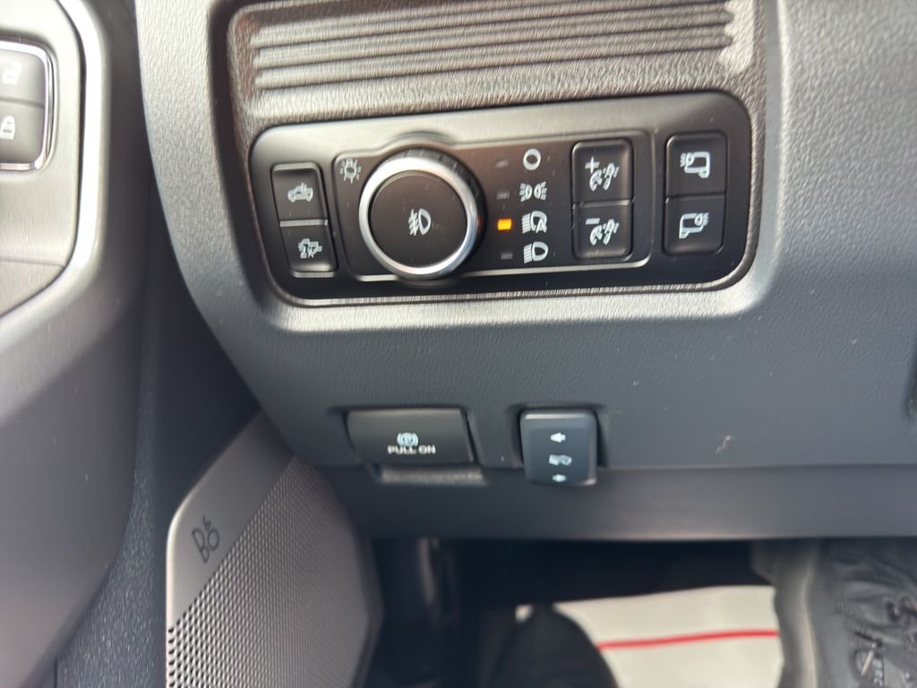 Used 2025 Avalanche Ford LARIAT image 28