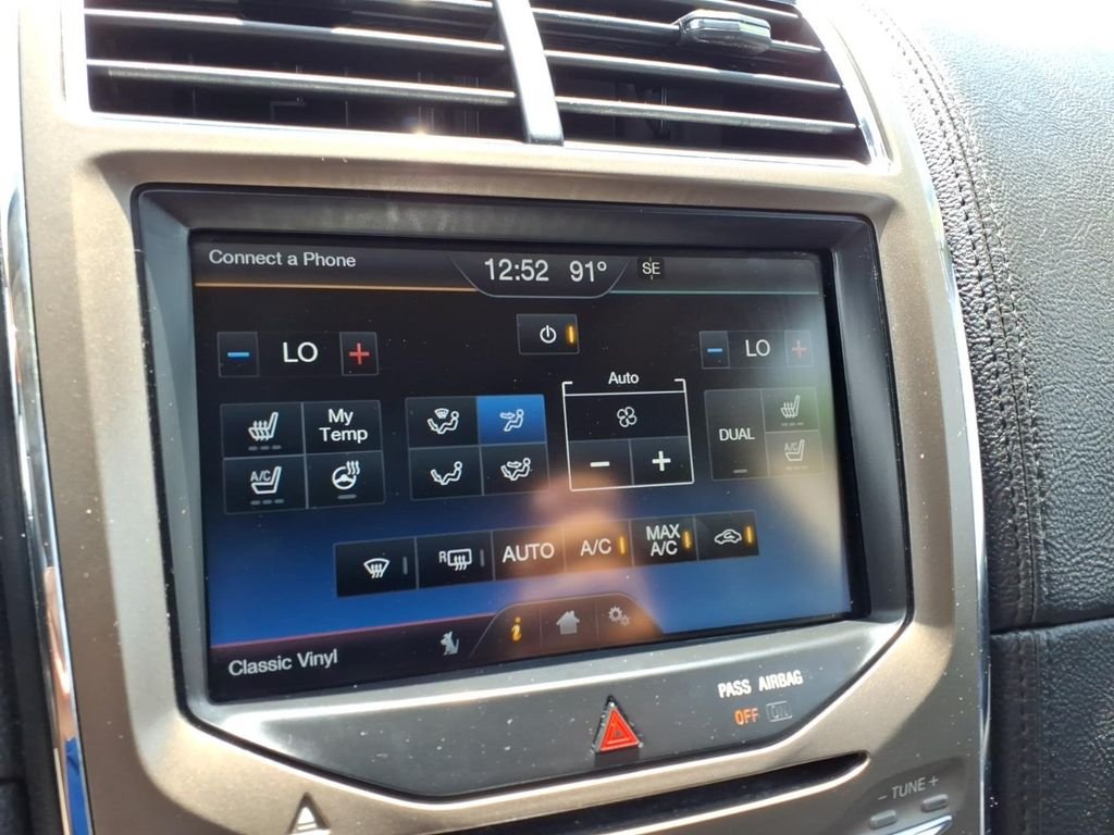 Used 2015 White Lincoln Base image 17