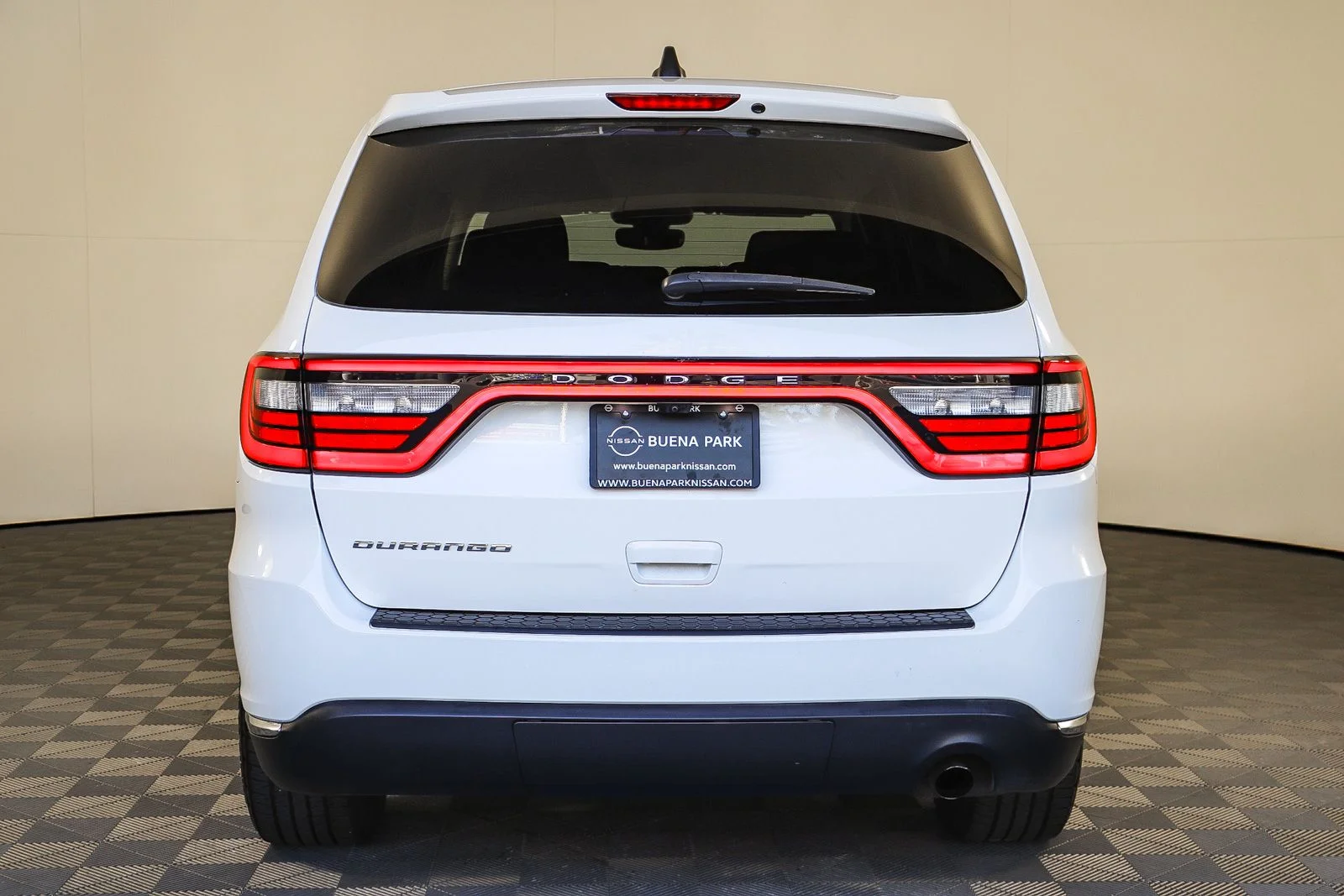 Used 2019 White Dodge SXT image 7