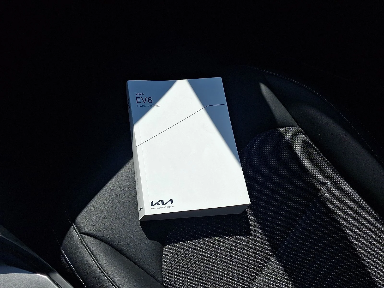 Certified Used 2024 Blue Kia Light image 25