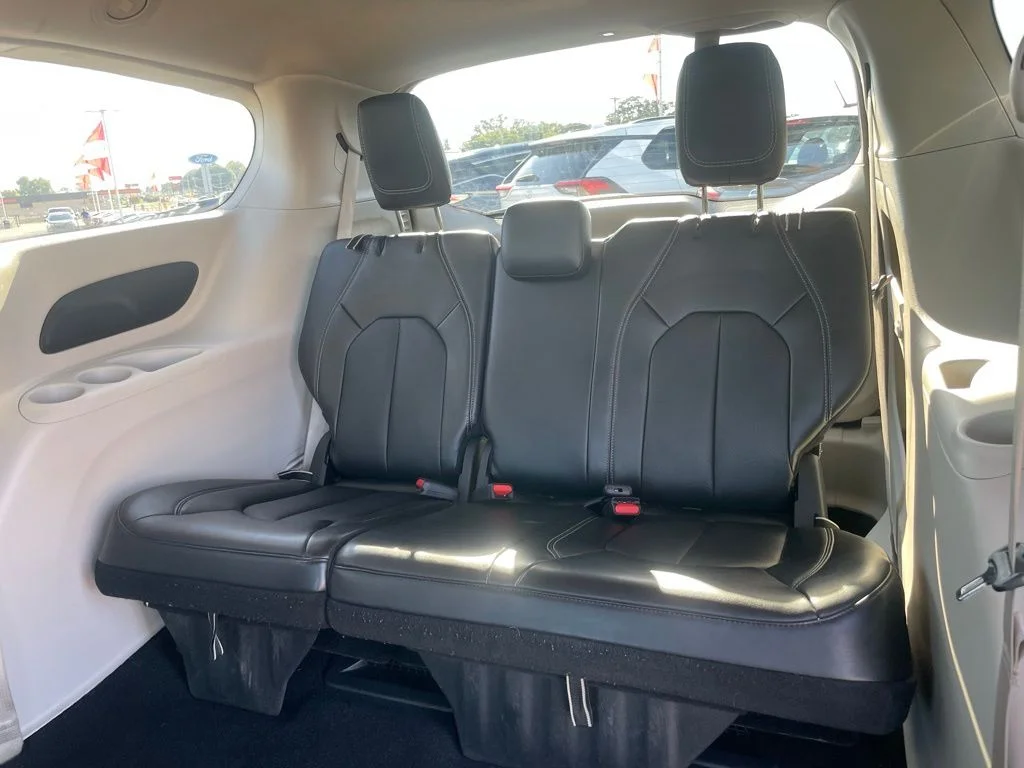 2024 Chrysler Pacifica Touring L - Photo 9
