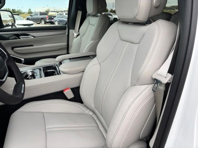 New 2026 Bright White Clear-Coat Exterior Paint Jeep Limited Altitude image 13