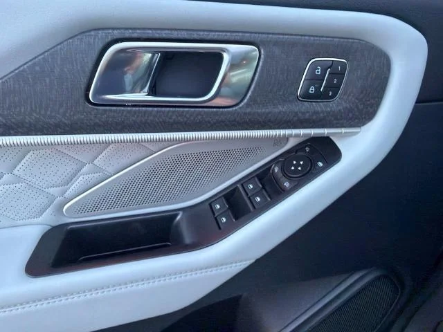 New 2027 Star White Metallic Tri-Coat Ford Platinum™ image 57