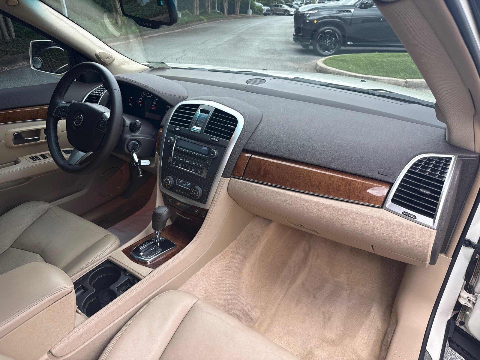 Used 2009 White Diamond Tricoat Cadillac AWD image 26