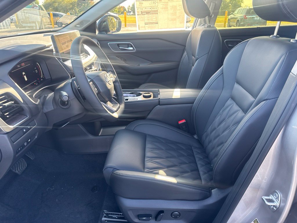 New 2026 Champagne Silver Metallic / Super Black Two-tone Nissan Platinum image 11