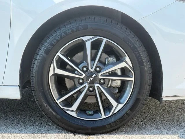 Used 2024 White Kia LXS image 10